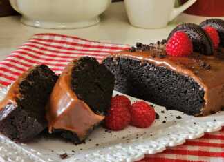 Ένα λαχταριστό κέικ OREO σε φόρμα καρβελιού, έτοιμο για σερβίρισμα.