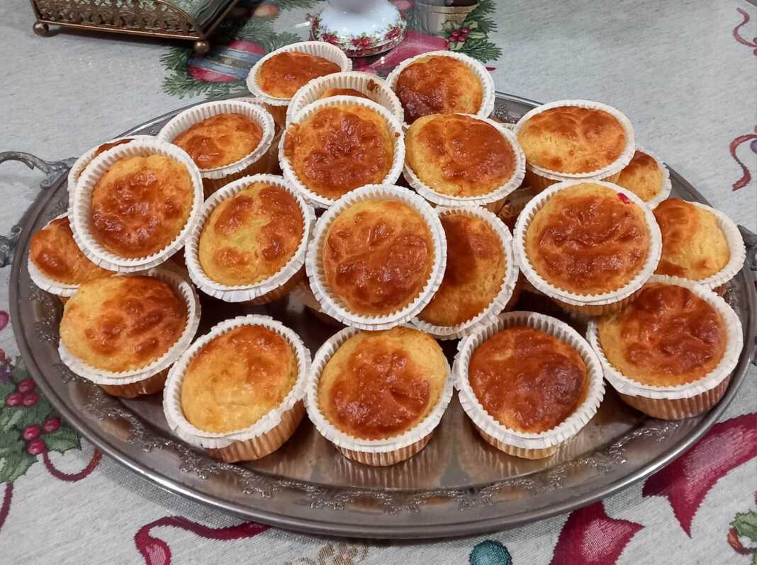 kekakia5leptou Αφράτα, χρυσαφένια αλμυρά κεκάκια σε ατομικές φόρμες, με ορατά κομματάκια πιπεριάς και τυριού.