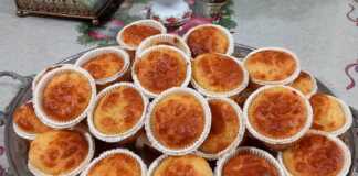 Αφράτα, χρυσαφένια αλμυρά κεκάκια σε ατομικές φόρμες, με ορατά κομματάκια πιπεριάς και τυριού.