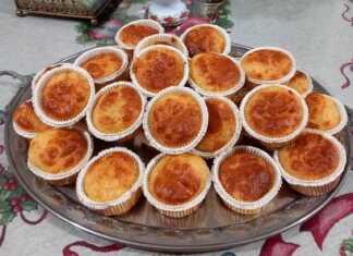 Ατομικά αλμυρά κεκάκια ροδοκοκκινισμένα και αφράτα μέσα σε φόρμες σιλικόνης με κομματάκια πιπεριάς στην επιφάνεια