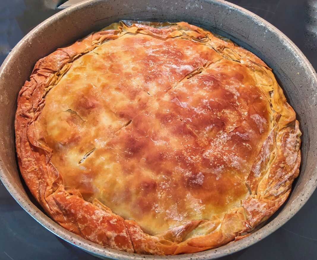 kotopita Χρυσαφένια κοτόπιτα με τραγανό φύλλο, στο ταψί