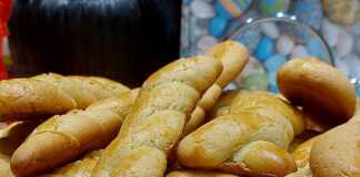 Ένα ταψί με χρυσαφένια κουλουράκια βουτύρου διαφόρων σχημάτων.