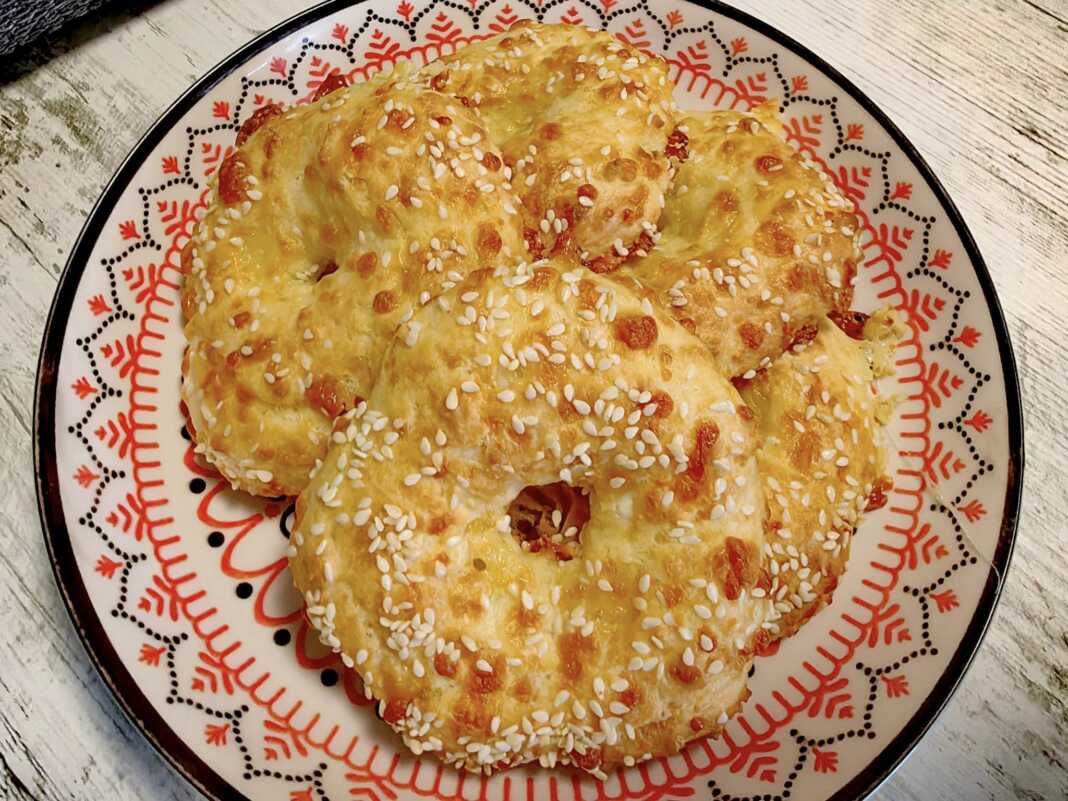 κουλούρια με σουσάμι και τυρί