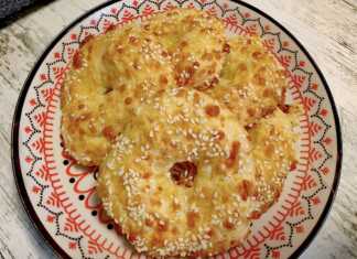 κουλούρια με σουσάμι και τυρί