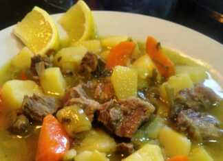 Κρεατόσουπα Μοσχαριού με λαχανικά, σε μπολ, διακοσμημένη με φρέσκο μαϊντανό