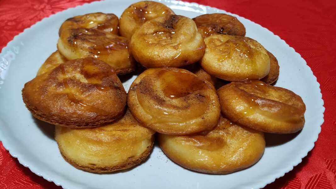 Πιάτο με ζεστούς Λαλαγγίτες με Γιαούρτι, περιχυμένοι με μέλι και πασπαλισμένοι με κανέλα.