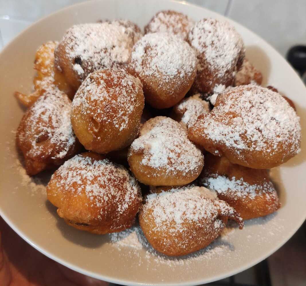 loukoumades me tsipouro Αποκριάτικες τηγανίτες