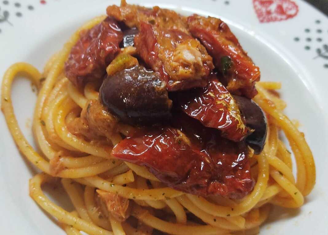 μακαρόνια με τόνο ελιές και λιαστές ντομάτες