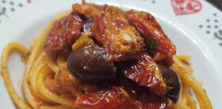 μακαρόνια με τόνο ελιές και λιαστές ντομάτες