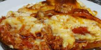 Παραδοσιακές Μελιτζάνες Παπουτσάκια με Μπεσαμέλ, σερβιρισμένες σε πιάτο, με χρυσαφένια μπεσαμέλ και ορατό τον κιμά