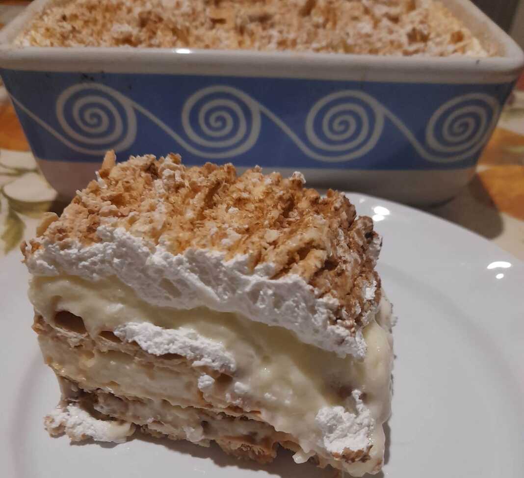 Δροσερό μιλφέιγ με μπισκότα κράκερς, σερβιρισμένο σε κομμάτια, με πλούσια κρέμα και σαντιγί.