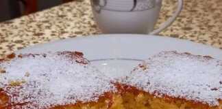 Κοντινό πλάνο σε ένα κομμάτι Μηλόπιτα με Τηγανητά Μήλα και τη ζουμερή γέμιση.