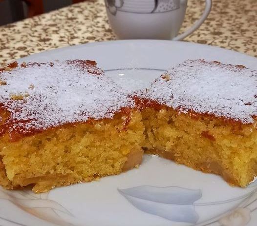 milopita me tiganita mila Κοντινό πλάνο σε ένα κομμάτι Μηλόπιτα με Τηγανητά Μήλα και τη ζουμερή γέμιση.