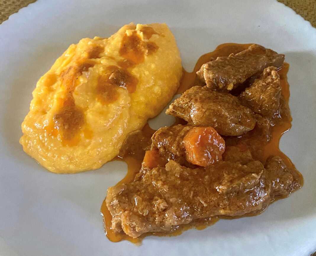 μοσχαράκι κοκκινιστό με πουρέ καρότου