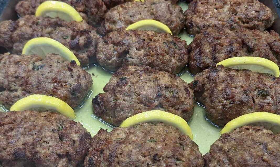 μπιφτέκια φούρνου σε σάλτσα λεμονιού