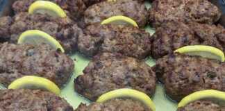 μπιφτέκια φούρνου σε σάλτσα λεμονιού