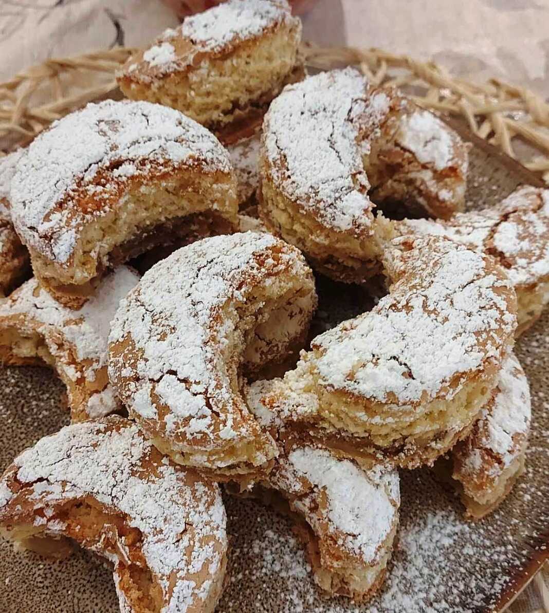 Mπισκότα με καρύδι ημισελήνια