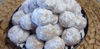 Μία πιατέλα γεμάτη με φρεσκοψημένα Μπισκότα Καρότου με Κανέλα, πασπαλισμένα με ζάχαρη άχνη.