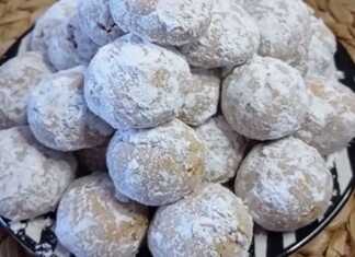 Μία πιατέλα γεμάτη με φρεσκοψημένα Μπισκότα Καρότου με Κανέλα, πασπαλισμένα με ζάχαρη άχνη.