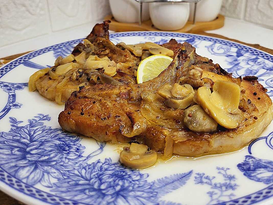 Χοιρινές μπριζόλες με μανιτάρια, κρεμμύδια και μπύρα