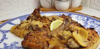 Χοιρινές μπριζόλες με μανιτάρια, κρεμμύδια και μπύρα