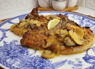 Χοιρινές μπριζόλες με μανιτάρια, κρεμμύδια και μπύρα