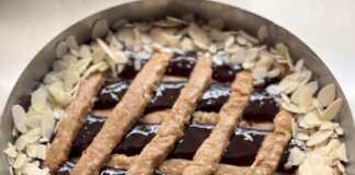 Μια ολόκληρη Πάστα Φλώρα με το κλασικό πλέγμα, με χρυσαφένιο χρώμα και φιλέ αμυγδάλου