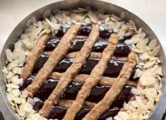 Μια ολόκληρη Πάστα Φλώρα με το κλασικό πλέγμα, με χρυσαφένιο χρώμα και φιλέ αμυγδάλου