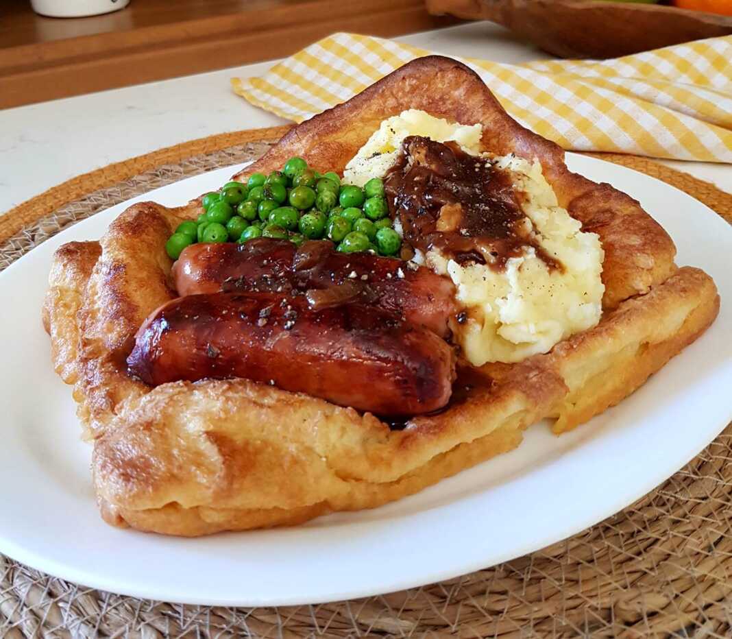 Πίτα με λουκάνικα και πουρέ πατάτας