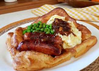 Πίτα με λουκάνικα και πουρέ πατάτας