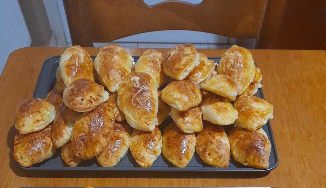 pitakia Sfoliatas Τυροπιτάκια Σφολιάτα