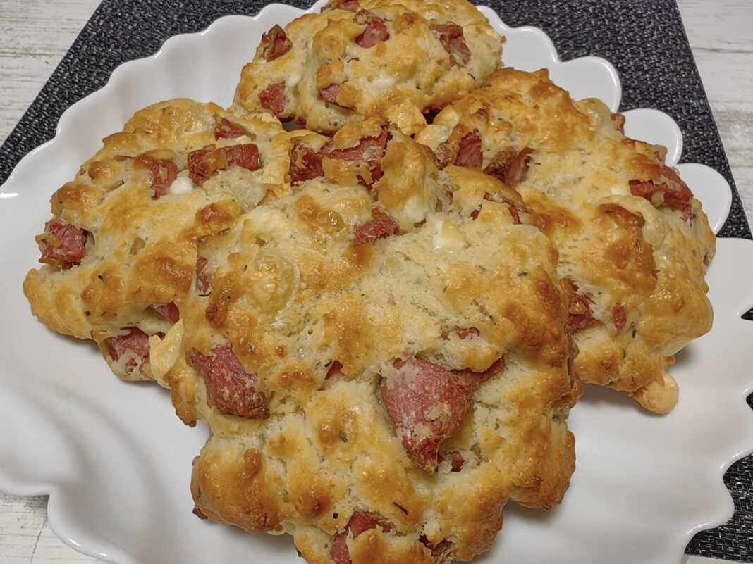 Αφράτα ψωμάκια με αλλαντικά και τυριά