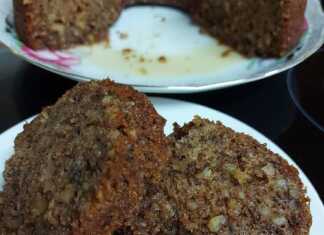 Δύο κομμάτια σιροπιαστή καρυδόπιτα, με ορατά τα καρύδια και τη μελωμένη υφή, σερβιρισμένο σε πιάτο.