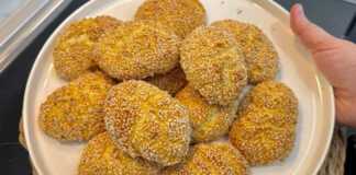 Εάν έχετε 10 λεπτά φτιάξτε αυτά τα τυροπιτάκια τυροπιτάκια με μέλι και σουσάμι