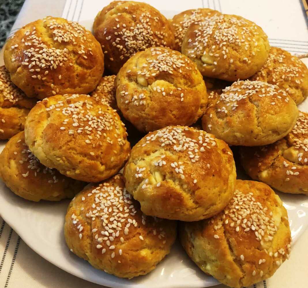 Χρυσαφένια τυροπιτάκια βραχάκια τοποθετημένα σε λαδόκολλα, έτοιμα να σερβιριστούν.