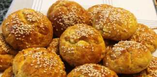 Χρυσαφένια τυροπιτάκια βραχάκια τοποθετημένα σε λαδόκολλα, έτοιμα να σερβιριστούν.