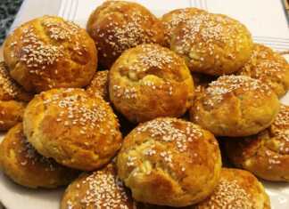 Χρυσαφένια τυροπιτάκια βραχάκια τοποθετημένα σε λαδόκολλα, έτοιμα να σερβιριστούν.