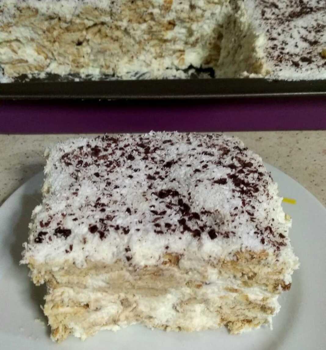 Δροσερό γλυκό Ραφαέλο σε ταψάκι, πασπαλισμένο με ινδοκάρυδο