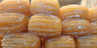 Μια πιατέλα γεμάτη χρυσαφένια, σιροπιαστά τουλουμπάκια.