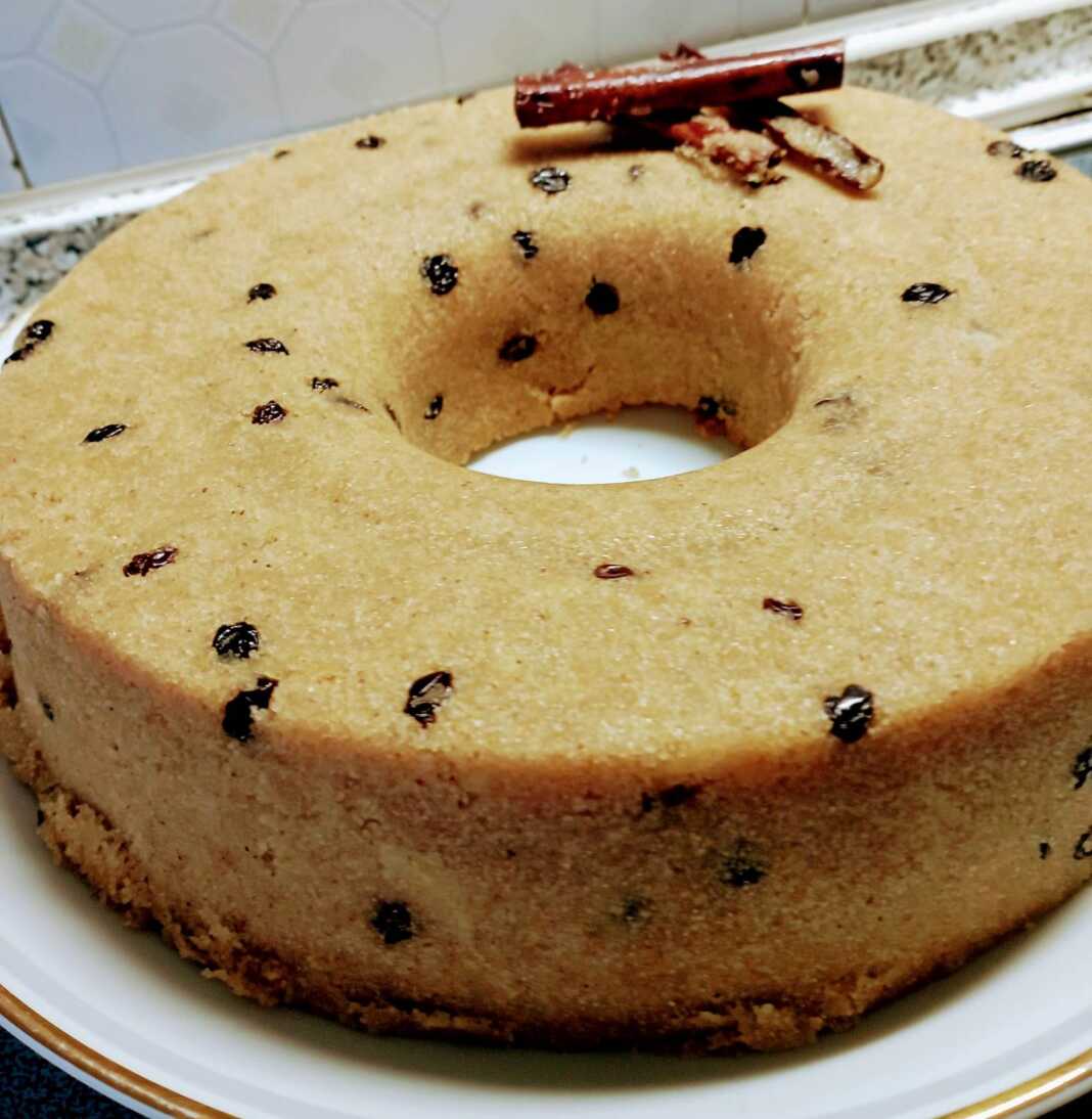 χαλβάς με τριμμένο μήλο κανέλα σταφίδες μέλι