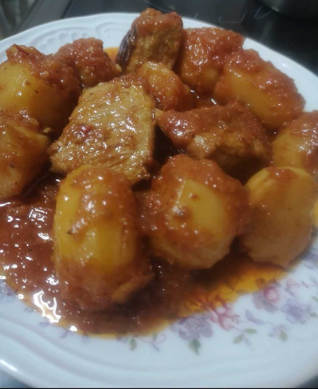 χοιρινό με πατάτες κοκκινιστές