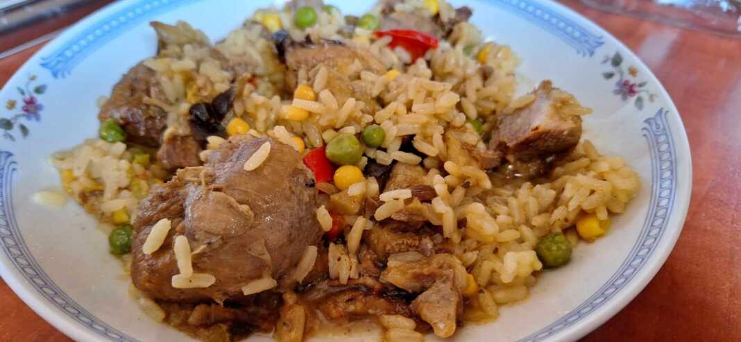 xoirino me laxanika stin katsarola