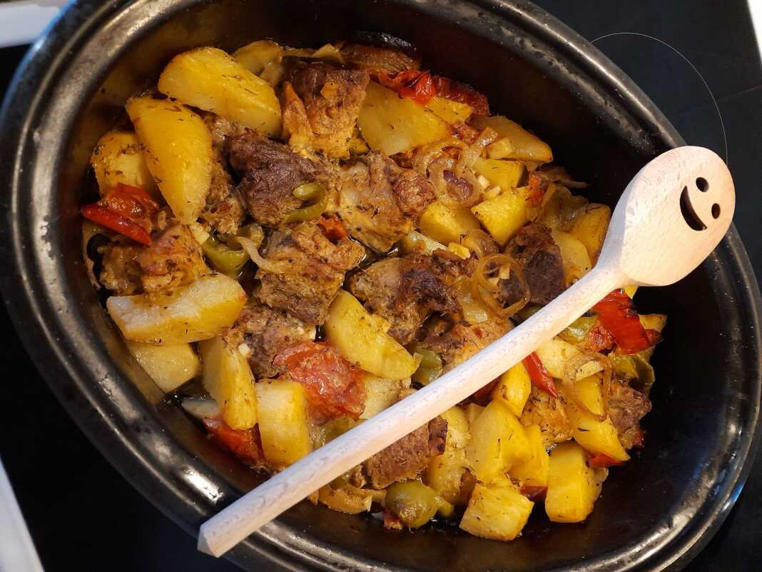 Χοιρινό με πατάτες στην Γαστρα