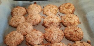 Ένα ταψί με φρεσκοψημένα αμυγδαλωτά, με φιλέ αμυγδάλου στην επιφάνεια.