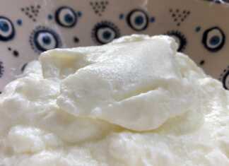 Σπιτικό ελληνικό γιαούρτι, κρεμώδες και παχύρρευστο σε πήλινο δοχείο.