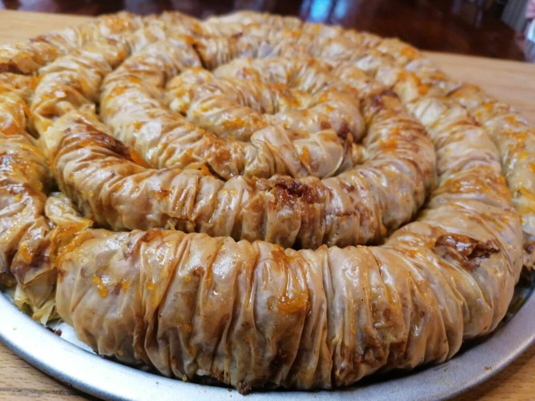 γλυκιά κολοκυθόπιτα με καρύδι