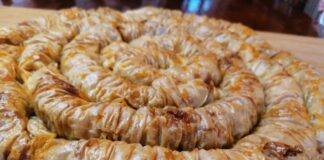 γλυκιά κολοκυθόπιτα με καρύδι