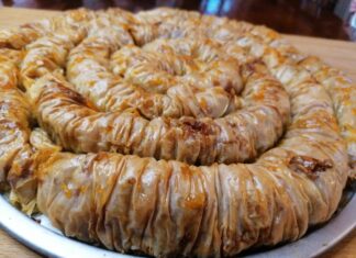 γλυκιά κολοκυθόπιτα με καρύδι