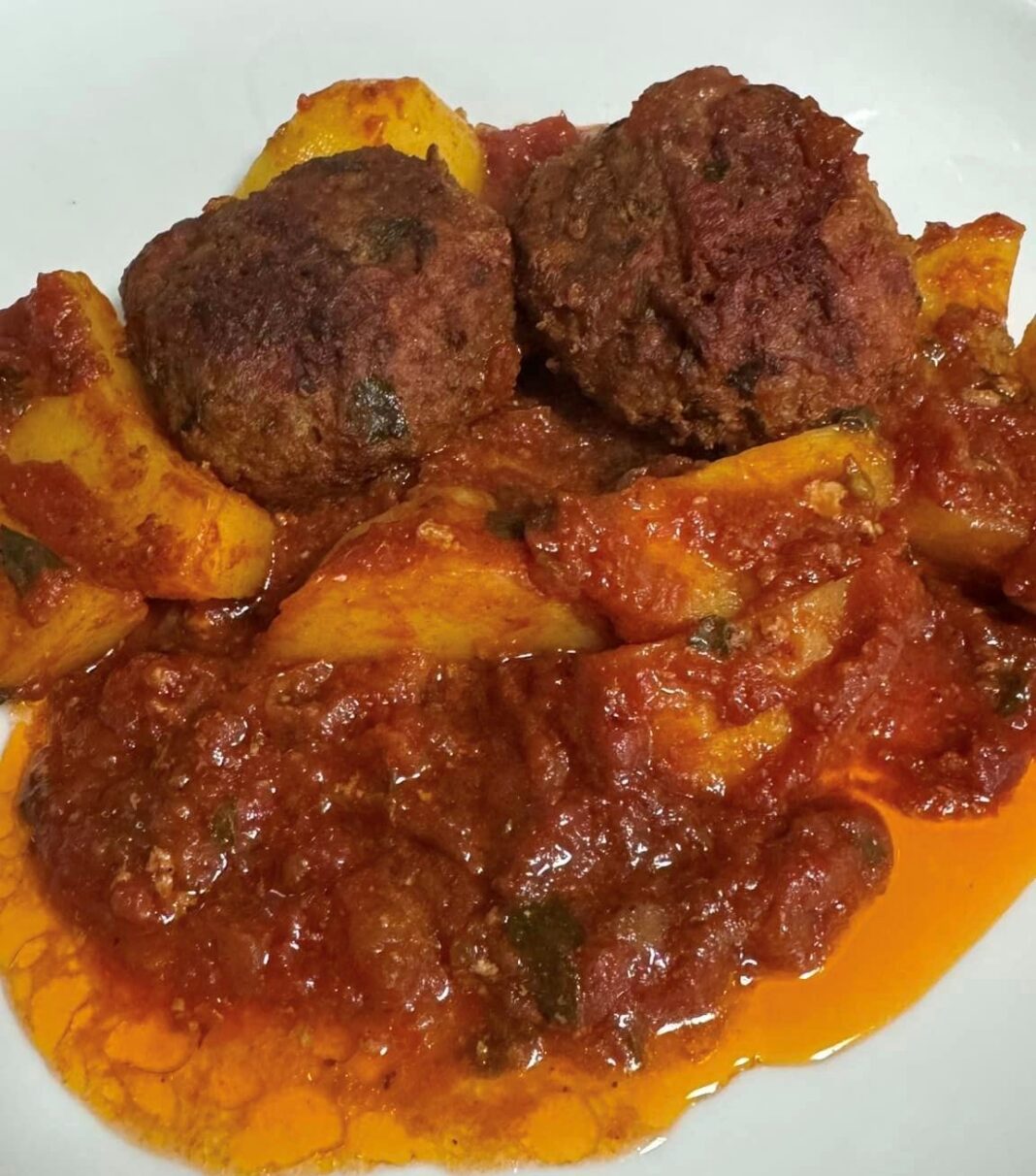 Κεφτεδάκια με πατάτες και σάλτσα