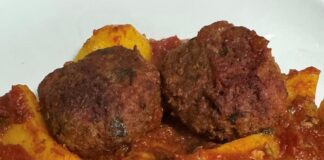 Κεφτεδάκια με πατάτες και σάλτσα
